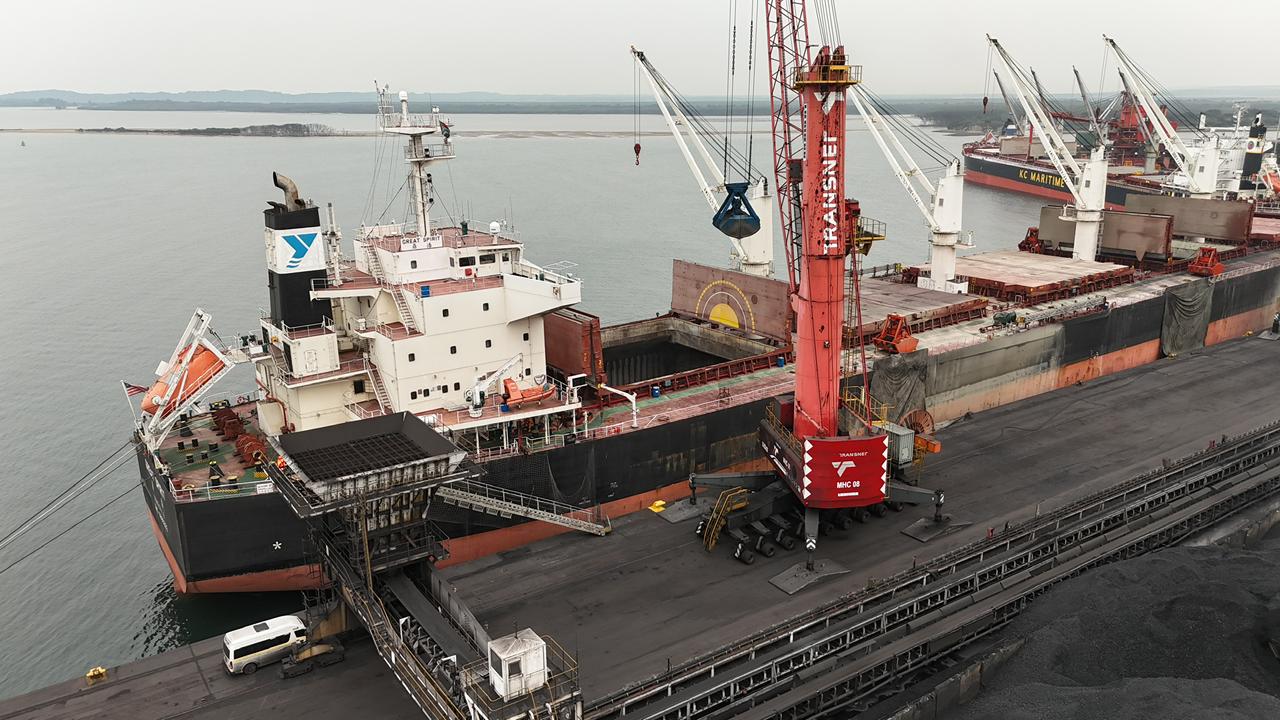 Bulk carrier loading with mobile harbour crane